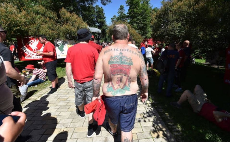 CDV xam logo Liverpool kin lung, san sang tiep lua cho thay tro Klopp hinh anh