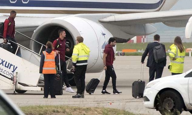 Liverpool tro ve Anh,  Karius khong dam doi dien voi ong kinh anh 5