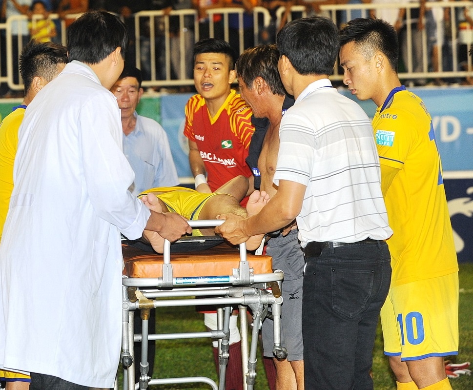 Va cham voi cau thu HAGL,  Van Khanh ngat lim tai san anh 1