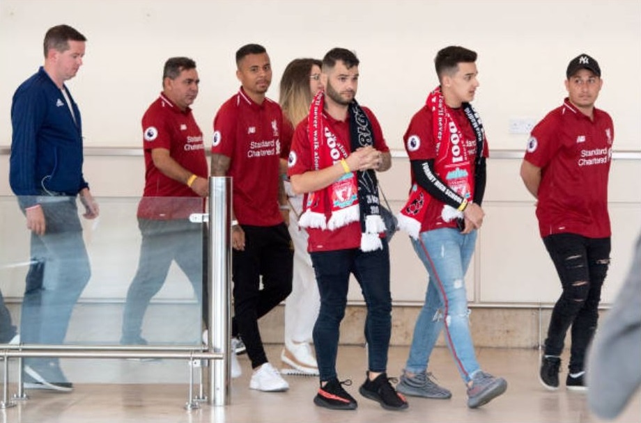 Liverpool tro ve Anh,  Karius khong dam doi dien voi ong kinh anh 6