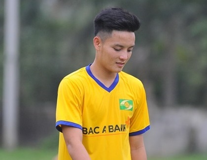 Va cham voi cau thu HAGL, Van Khanh ngat lim tai san hinh anh