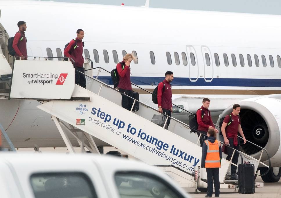 Liverpool tro ve Anh,  Karius khong dam doi dien voi ong kinh anh 1