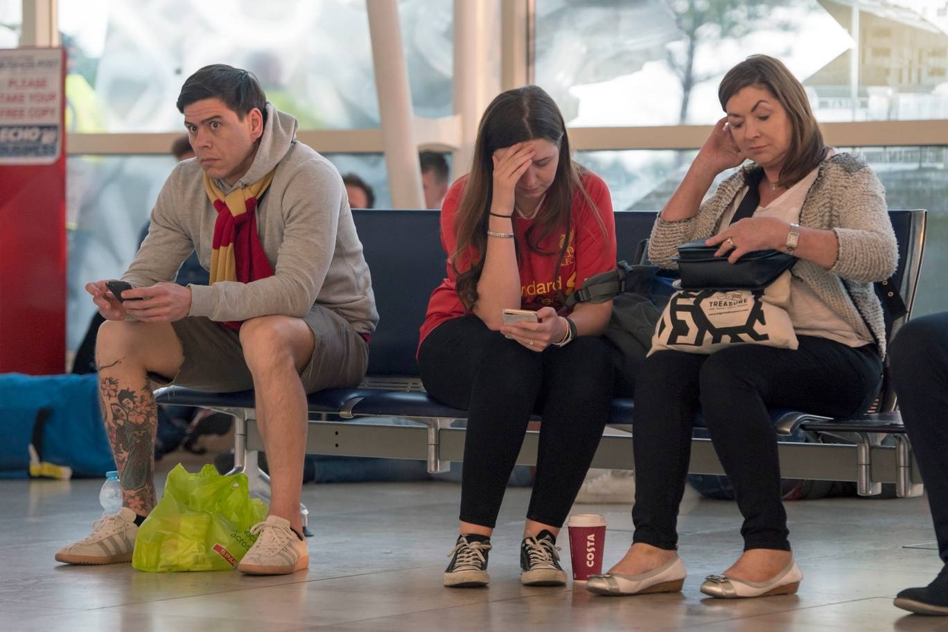 Liverpool tro ve Anh,  Karius khong dam doi dien voi ong kinh anh 7