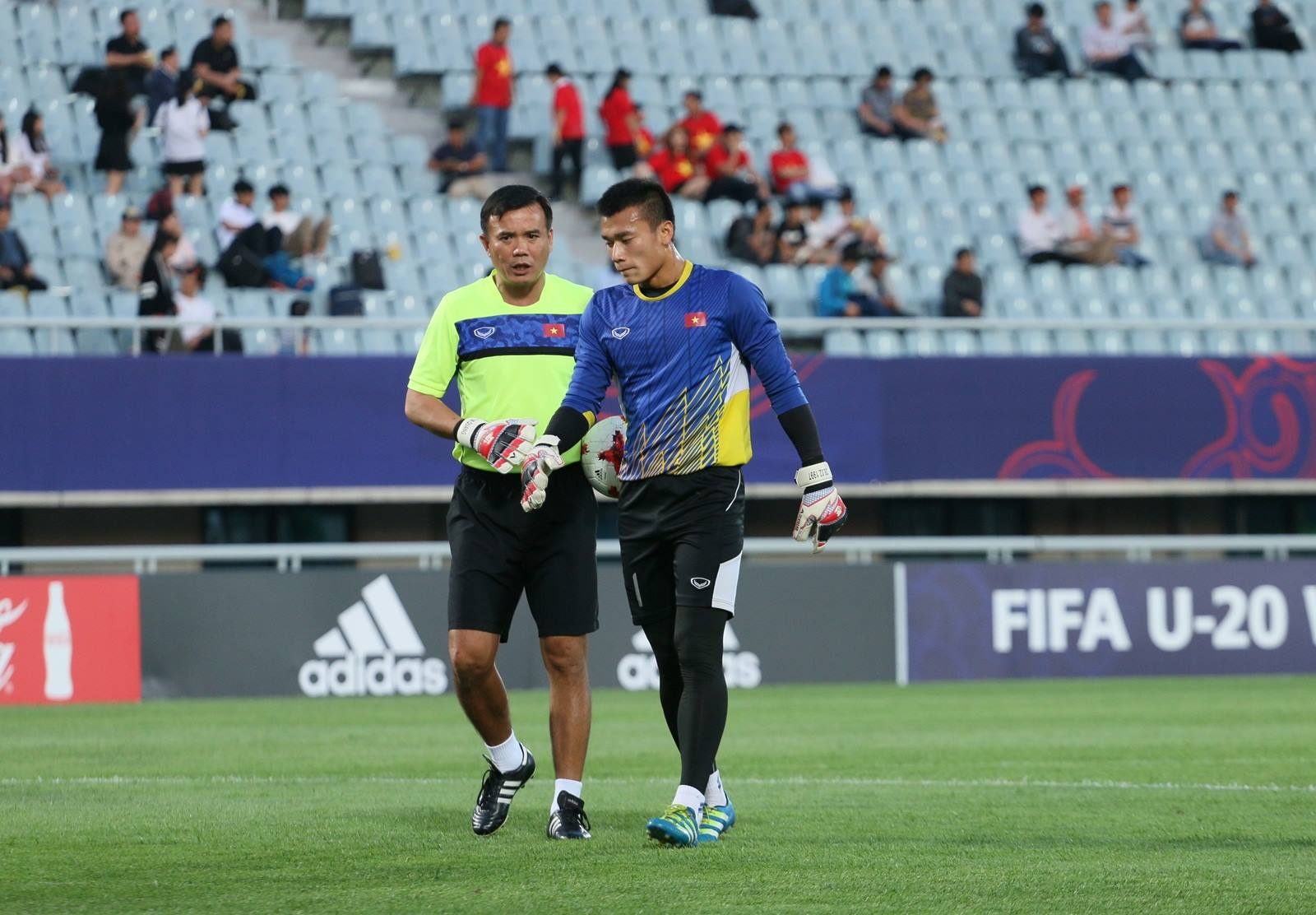 Thầy của thủ môn Bùi Tiến Dũng đồng cảm với sai lầm của Loris Karius ảnh 1 Thay cua thu mon Bui Tien Dung dong cam voi sai lam cua Loris Karius anh 1