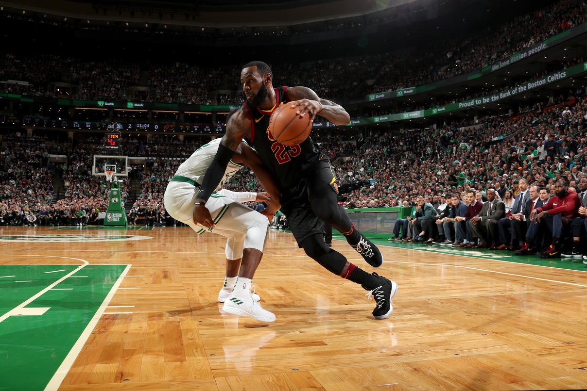 8 lan lien tiep vao NBA Finals,  LeBron James xung danh ‘vua bong ro’ duong dai anh 3