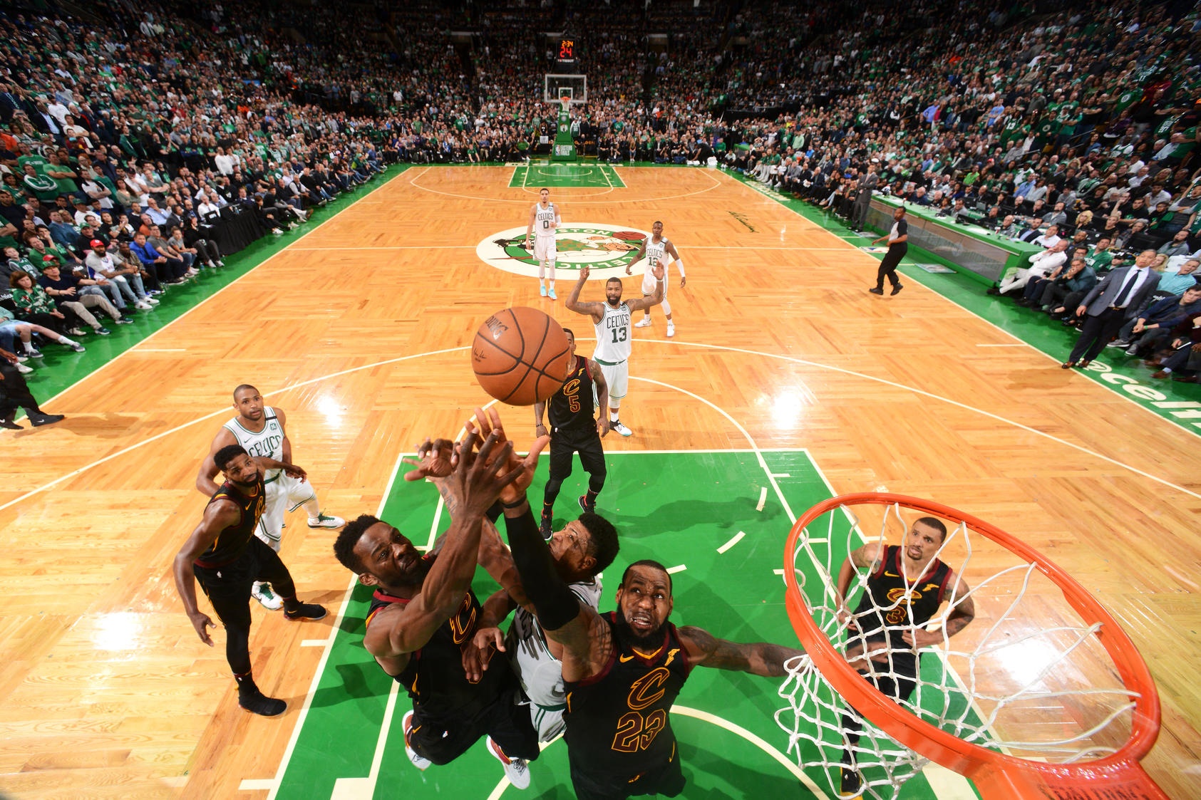 8 lan lien tiep vao NBA Finals,  LeBron James xung danh ‘vua bong ro’ duong dai anh 1