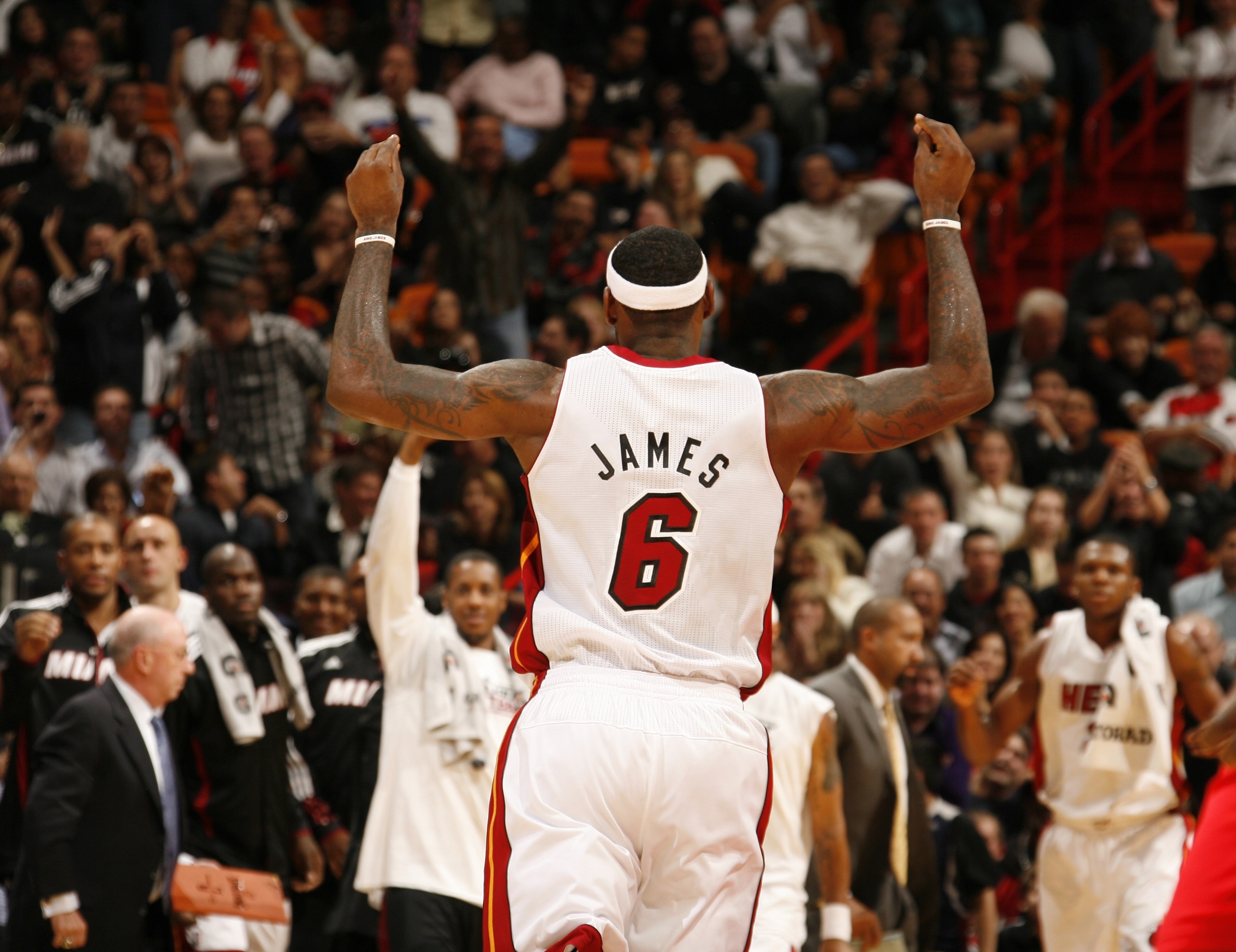 8 lan lien tiep vao NBA Finals,  LeBron James xung danh ‘vua bong ro’ duong dai anh 5