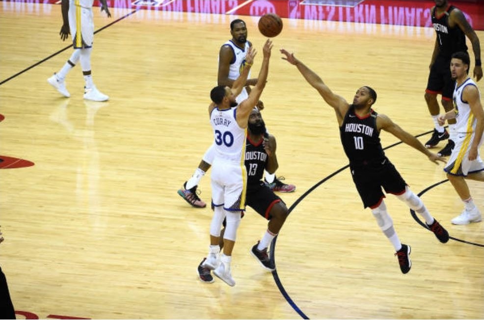 Danh bai Houston Rockets,  Curry hen King James anh 4
