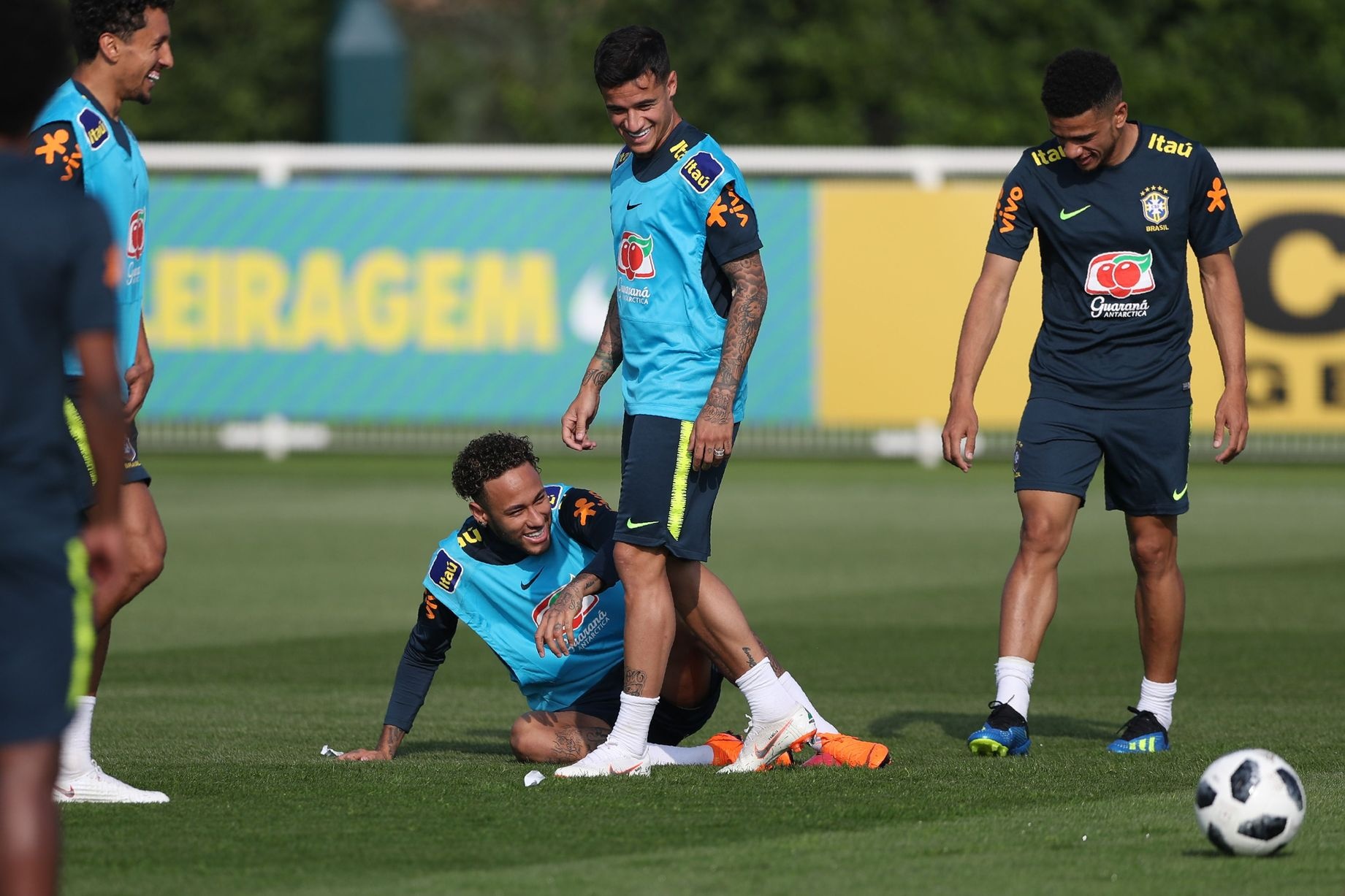 Gac lai noi dau Champions League,  Firmino hoi quan som cung tuyen Brazil anh 8