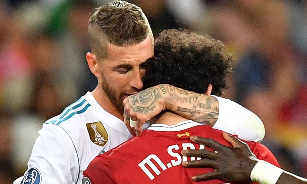 Ramos bi doa giet sau va cham voi Salah hinh anh