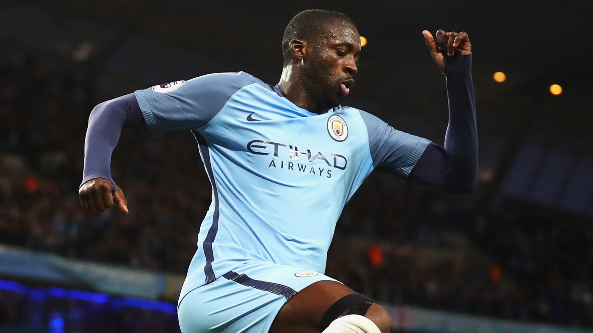 Yaya Toure tra thu Pep Guardiola bang cach khoac ao MU? anh 2