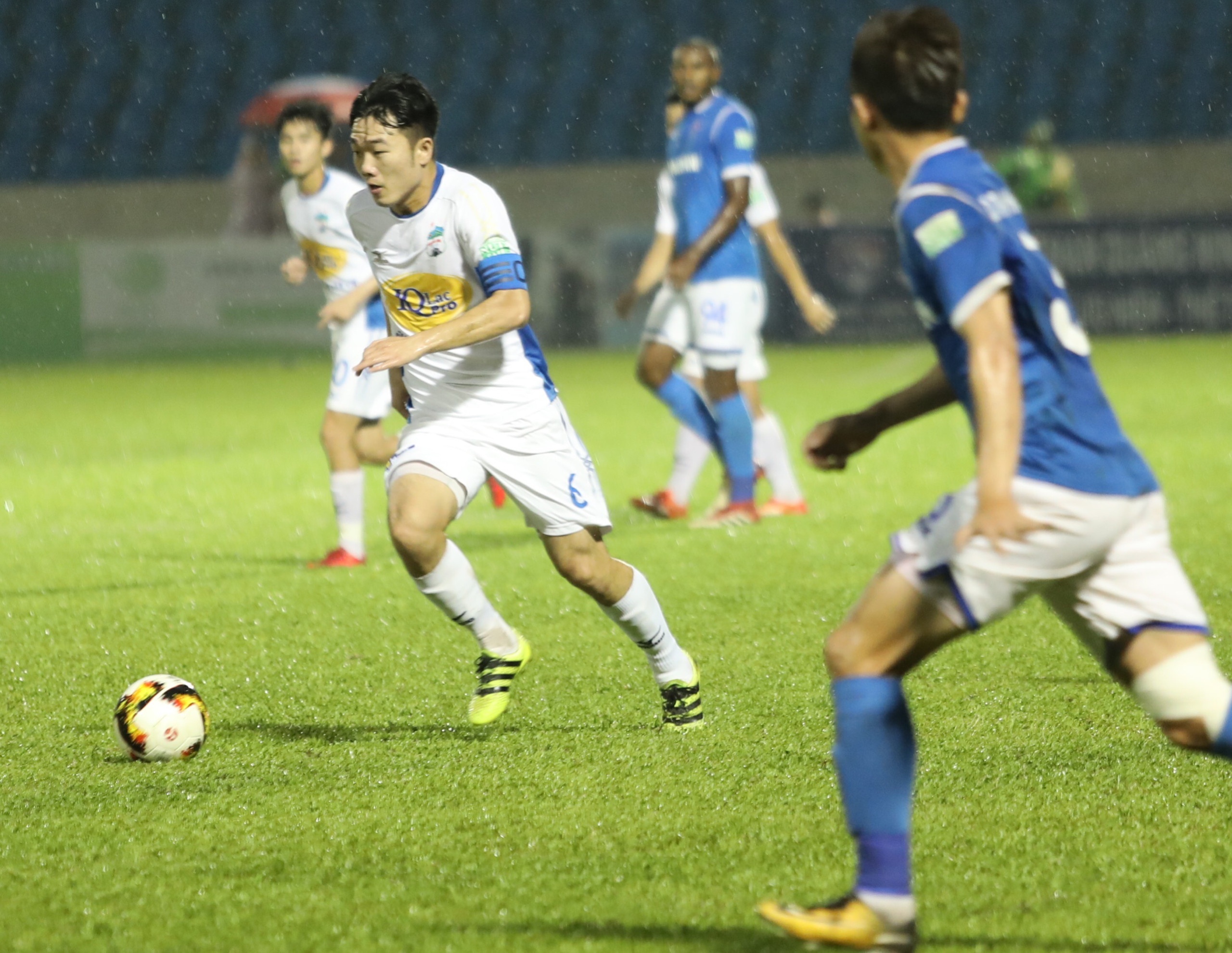 CLB Quang Nam vs CLB Ha Noi anh 1