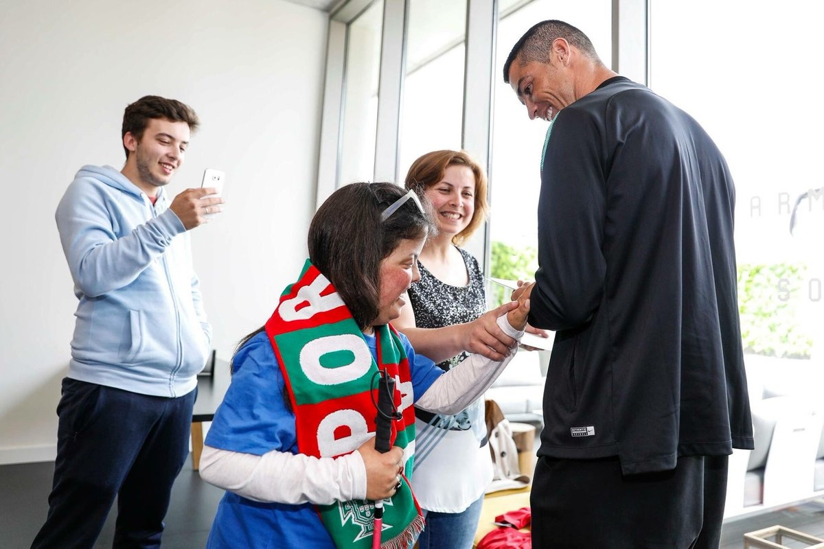 Cristiano Ronaldo bien giac mo cua 2 tre khuyet tat thanh su that hinh anh