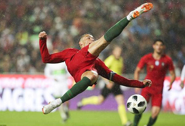 Ronaldo giup con trai the hien ky nang choi bong anh 2