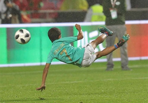 Ronaldo giup con trai the hien ky nang choi bong tuyet voi hinh anh