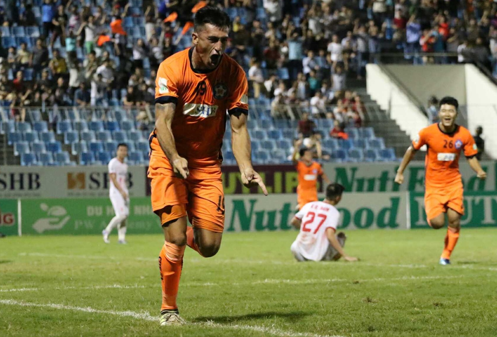 Ha Duc Chinh ghi cu dup,  Da Nang nhan chim doi cuoi bang anh 1