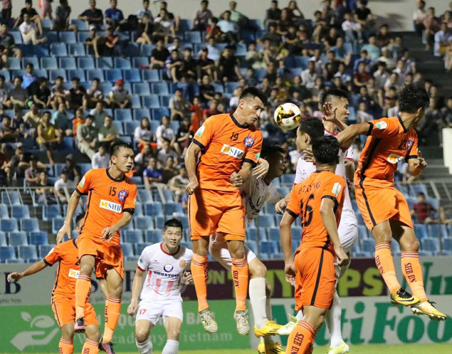 Ha Duc Chinh ghi cu dup,  Da Nang nhan chim doi cuoi bang anh 2