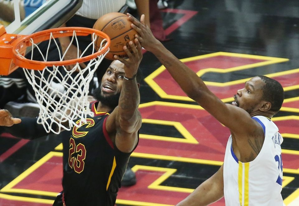 King James bat luc nhin Golden State Warriors vo dich NBA anh 3