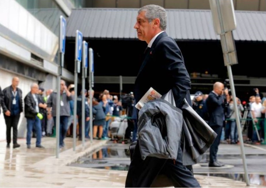 Bo Dao Nha dap chuyen bay den Nga,  Ronaldo xuat hien 'cuc ngau' anh 9