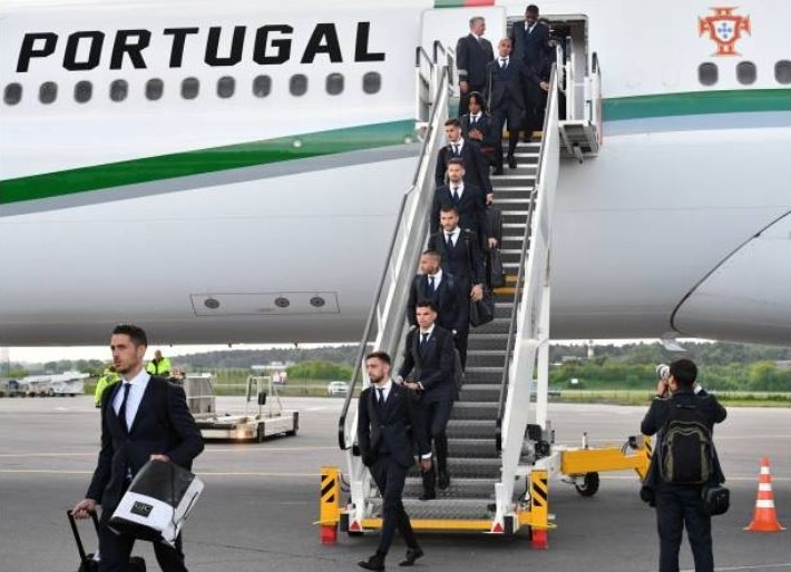 Bo Dao Nha dap chuyen bay den Nga,  Ronaldo xuat hien 'cuc ngau' anh 5