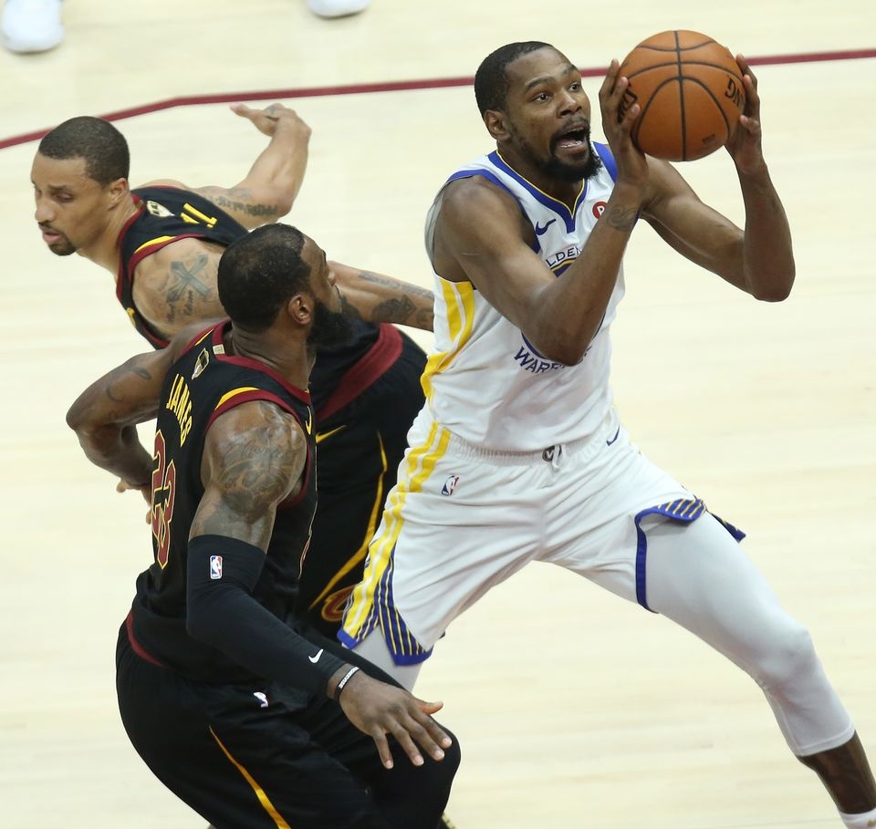 King James bat luc nhin Golden State Warriors vo dich NBA anh 5