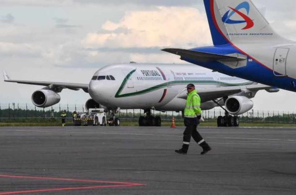 Bo Dao Nha dap chuyen bay den Nga,  Ronaldo xuat hien 'cuc ngau' anh 1