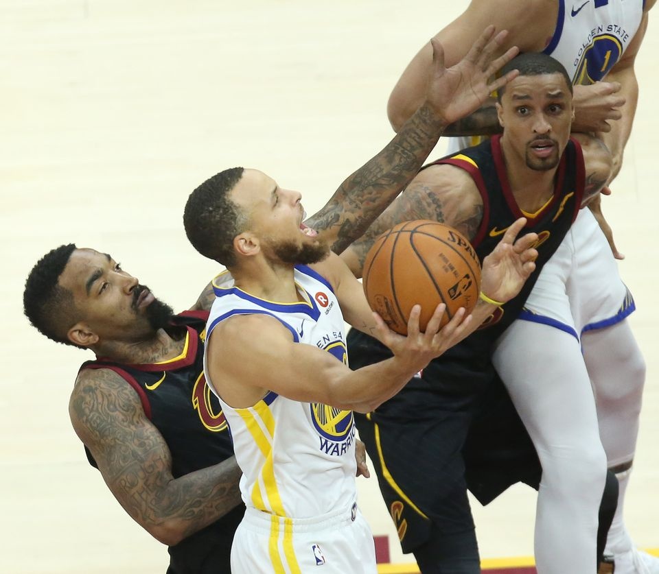 King James bat luc nhin Golden State Warriors vo dich NBA anh 2