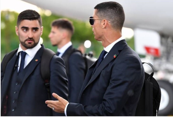 Bo Dao Nha dap chuyen bay den Nga,  Ronaldo xuat hien 'cuc ngau' anh 7