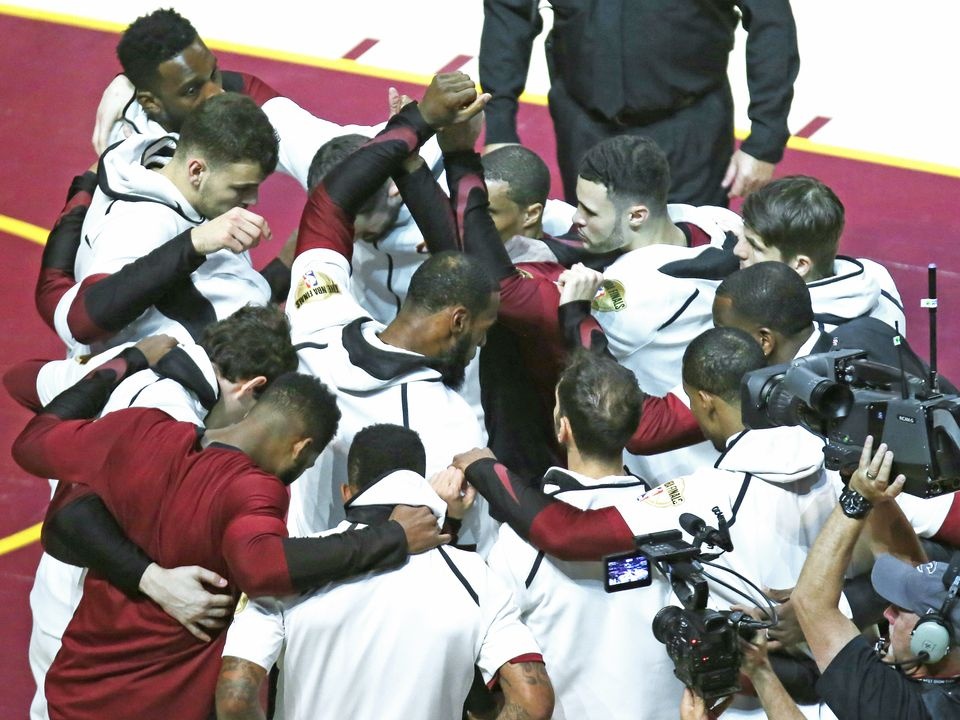 King James bat luc nhin Golden State Warriors vo dich NBA anh 1