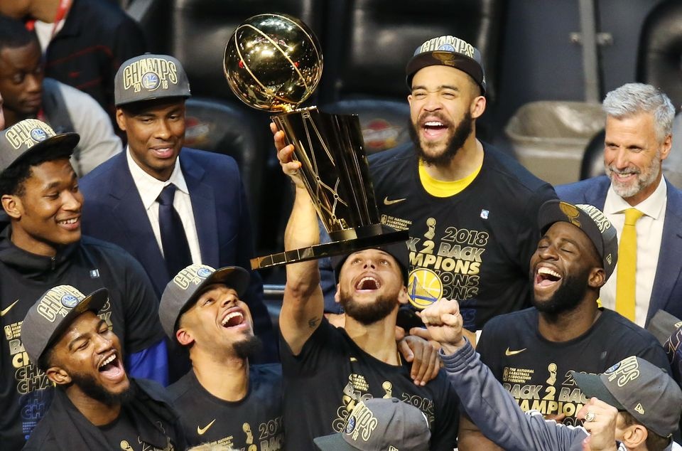 King James bat luc nhin Golden State Warriors thong tri NBA hinh anh