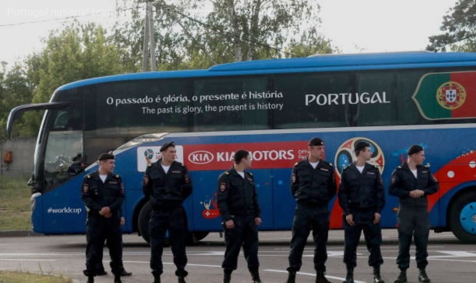Bo Dao Nha dap chuyen bay den Nga,  Ronaldo xuat hien 'cuc ngau' anh 10