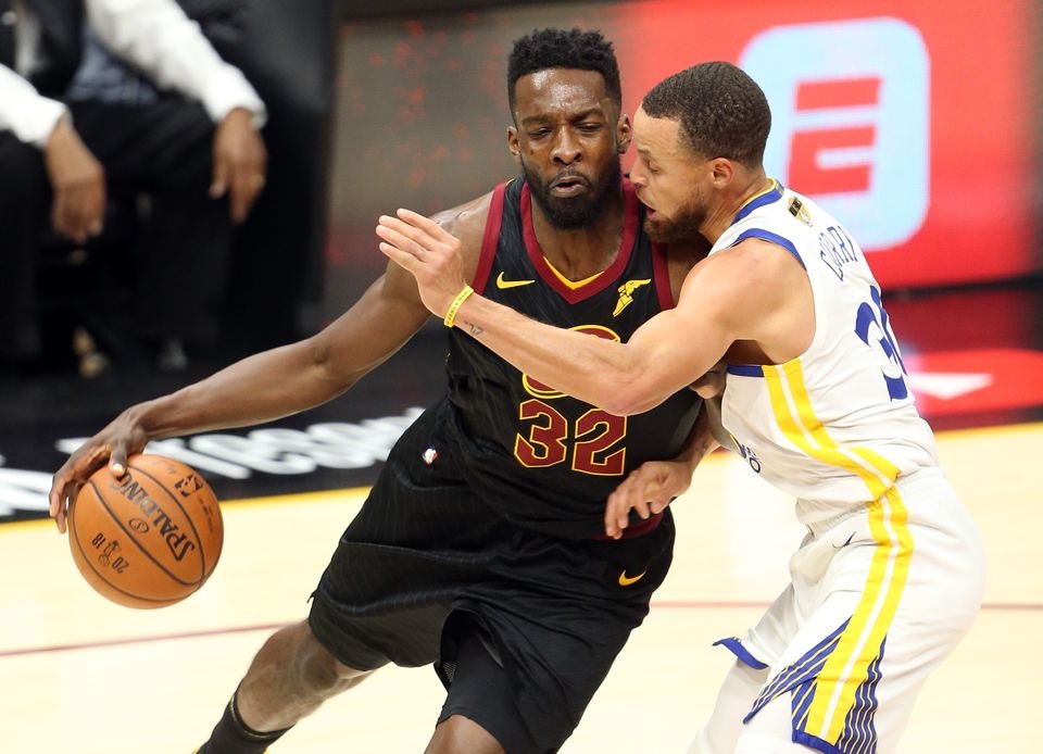 King James bat luc nhin Golden State Warriors vo dich NBA anh 4