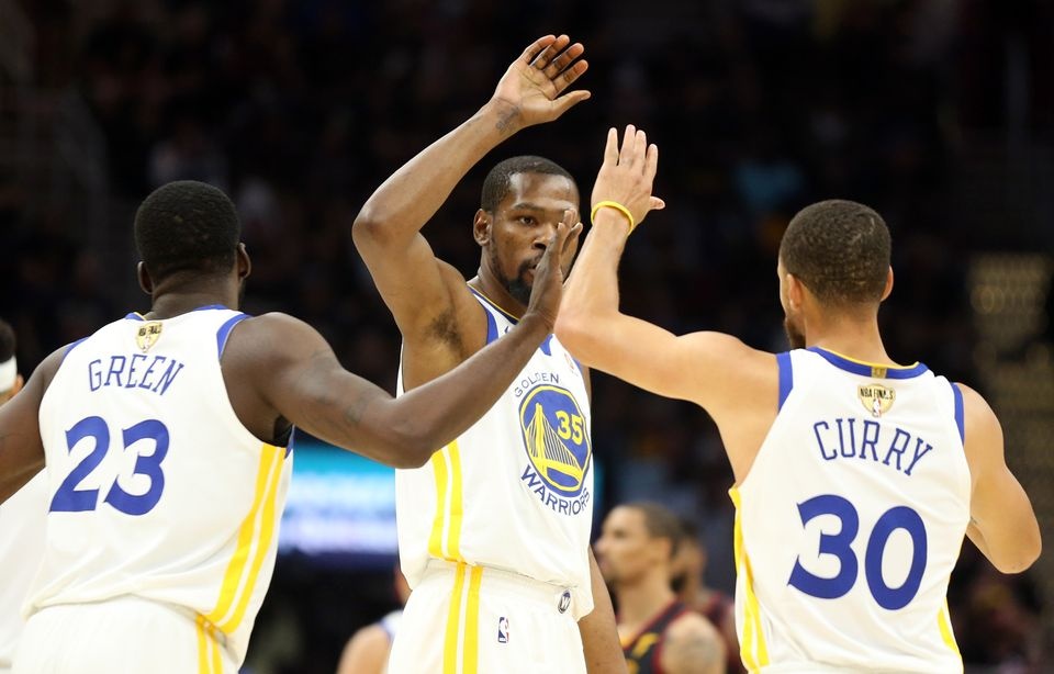 King James bat luc nhin Golden State Warriors vo dich NBA anh 7