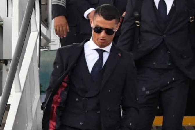 Ronaldo an dien banh bao khi dap chuyen bay xuong Nga hinh anh