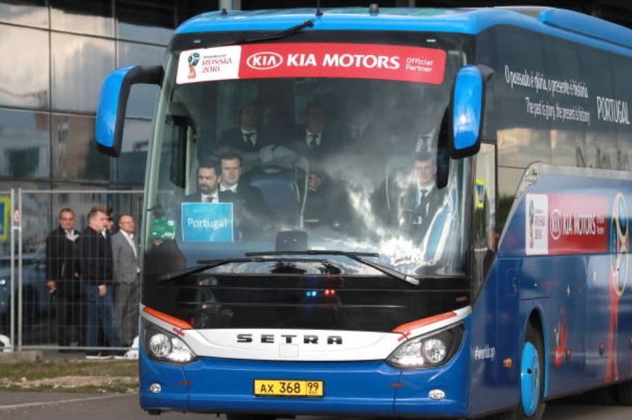 Bo Dao Nha dap chuyen bay den Nga,  Ronaldo xuat hien 'cuc ngau' anh 11