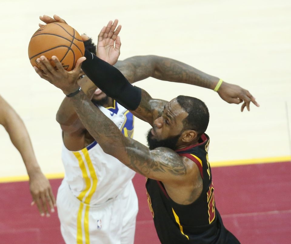 King James bat luc nhin Golden State Warriors vo dich NBA anh 6