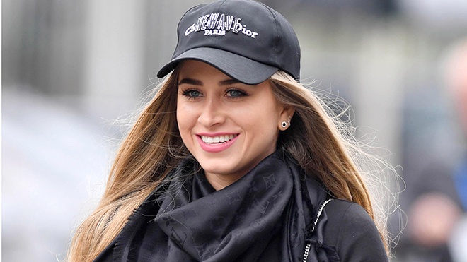 Dan WAGS hung hau,  san sang tiep lua cho tuyen Phap tren khan dai anh 4