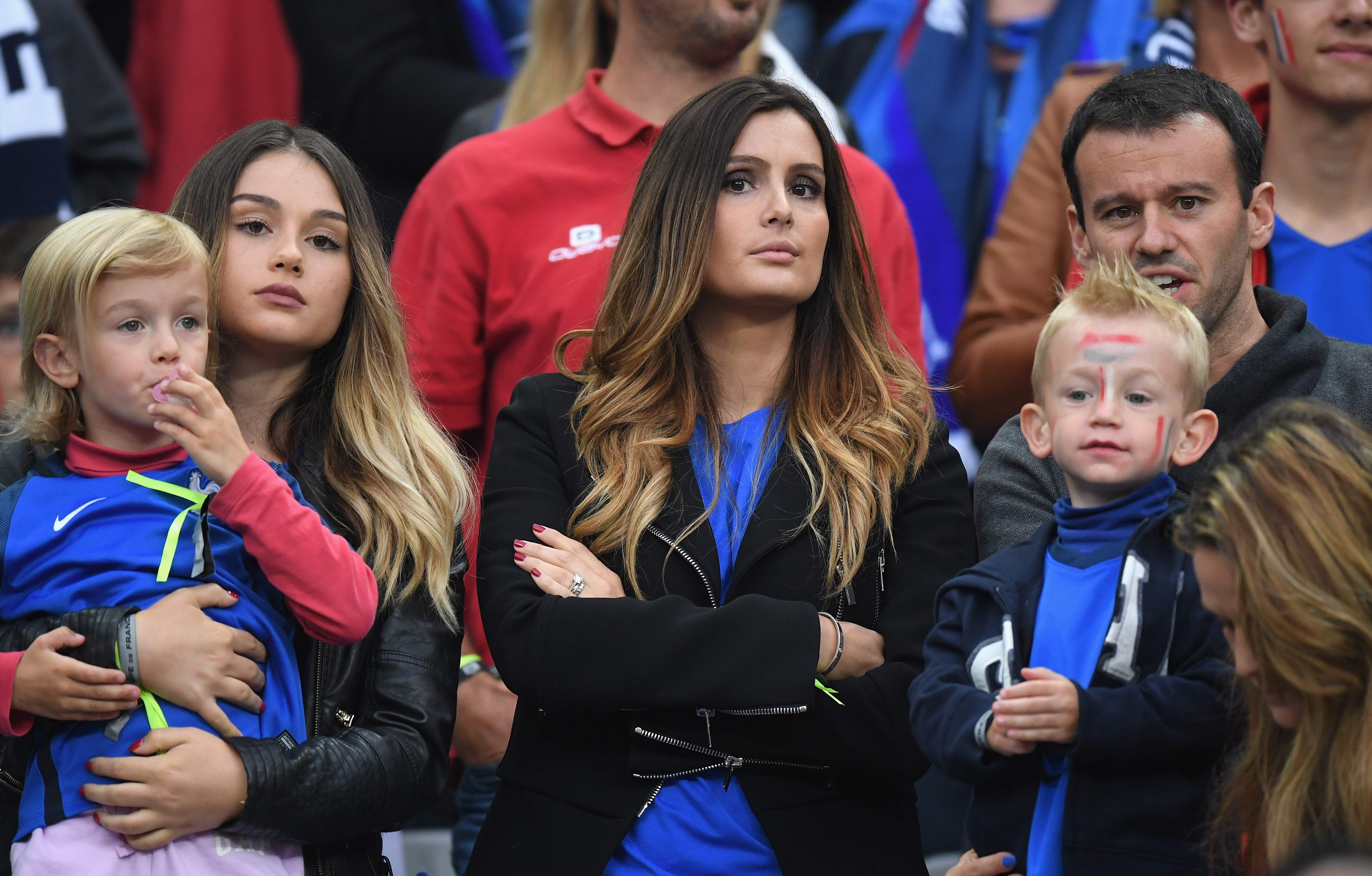 Dan WAGS hung hau,  san sang tiep lua cho tuyen Phap tren khan dai anh 8