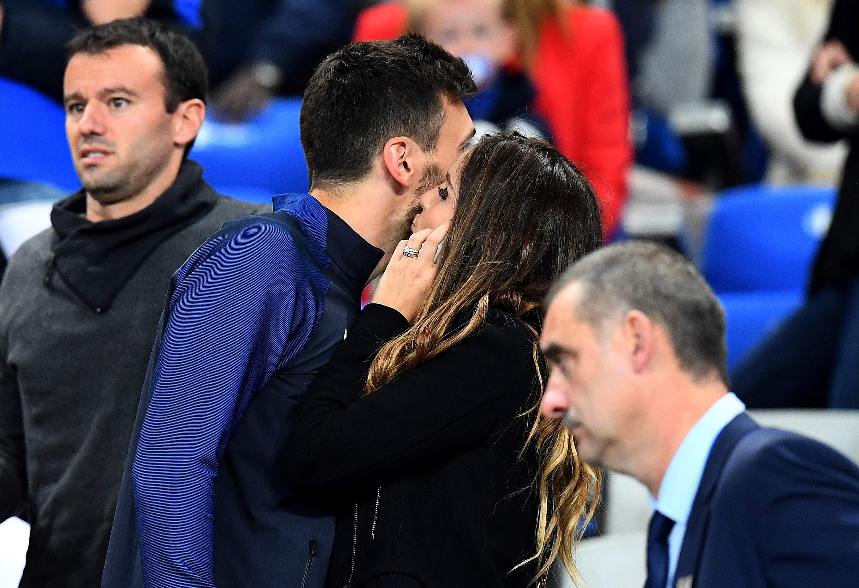 Dan WAGS hung hau,  san sang tiep lua cho tuyen Phap tren khan dai anh 7