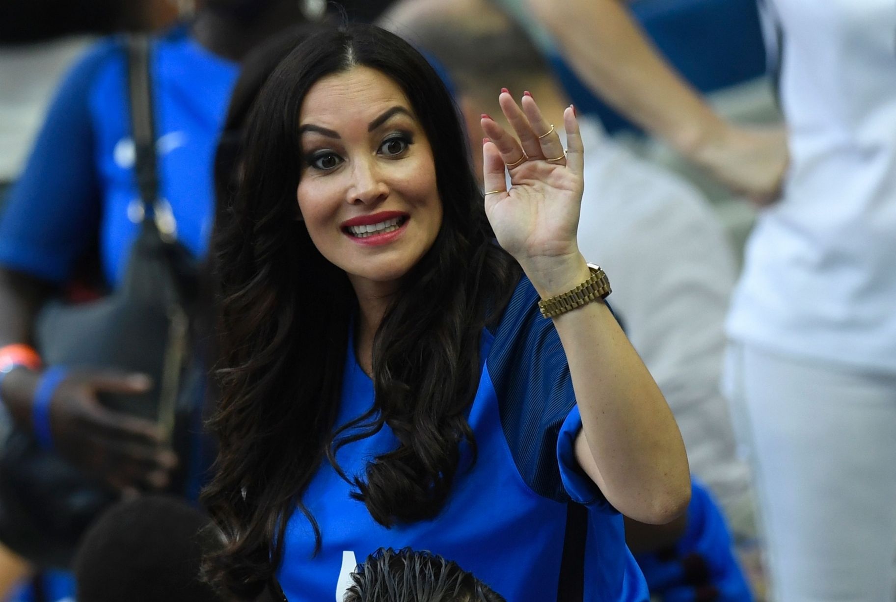 Dan WAGS hung hau,  san sang tiep lua cho tuyen Phap tren khan dai anh 10