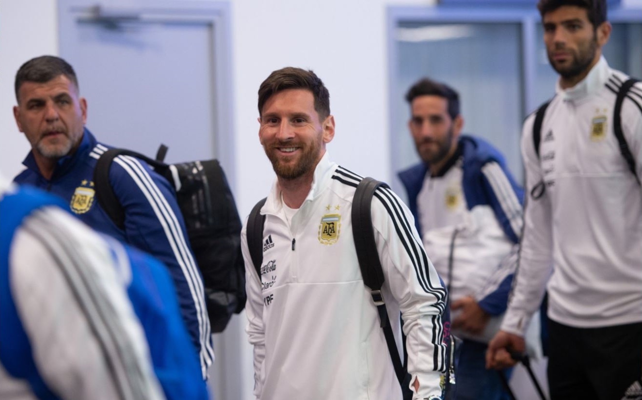 Lionel Messi cuoi tuoi khi den Nga chinh phuc cup vang hinh anh