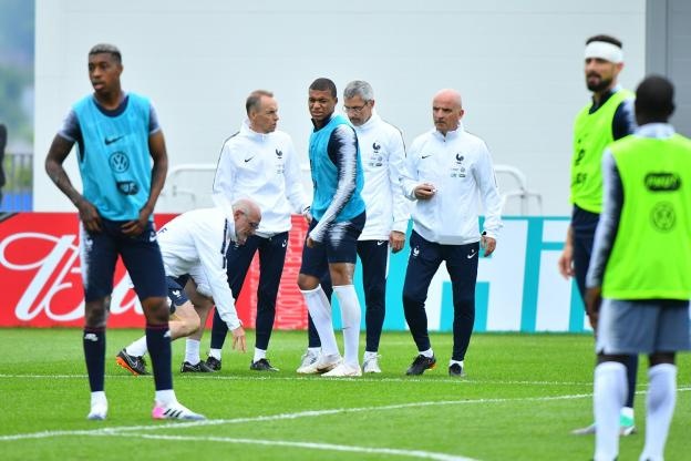 Va chạm với đồng đội, Mbappe có nguy cơ lỡ World Cup ảnh 2 Va cham voi dong doi, Mbappe co nguy co lo World Cup anh 2