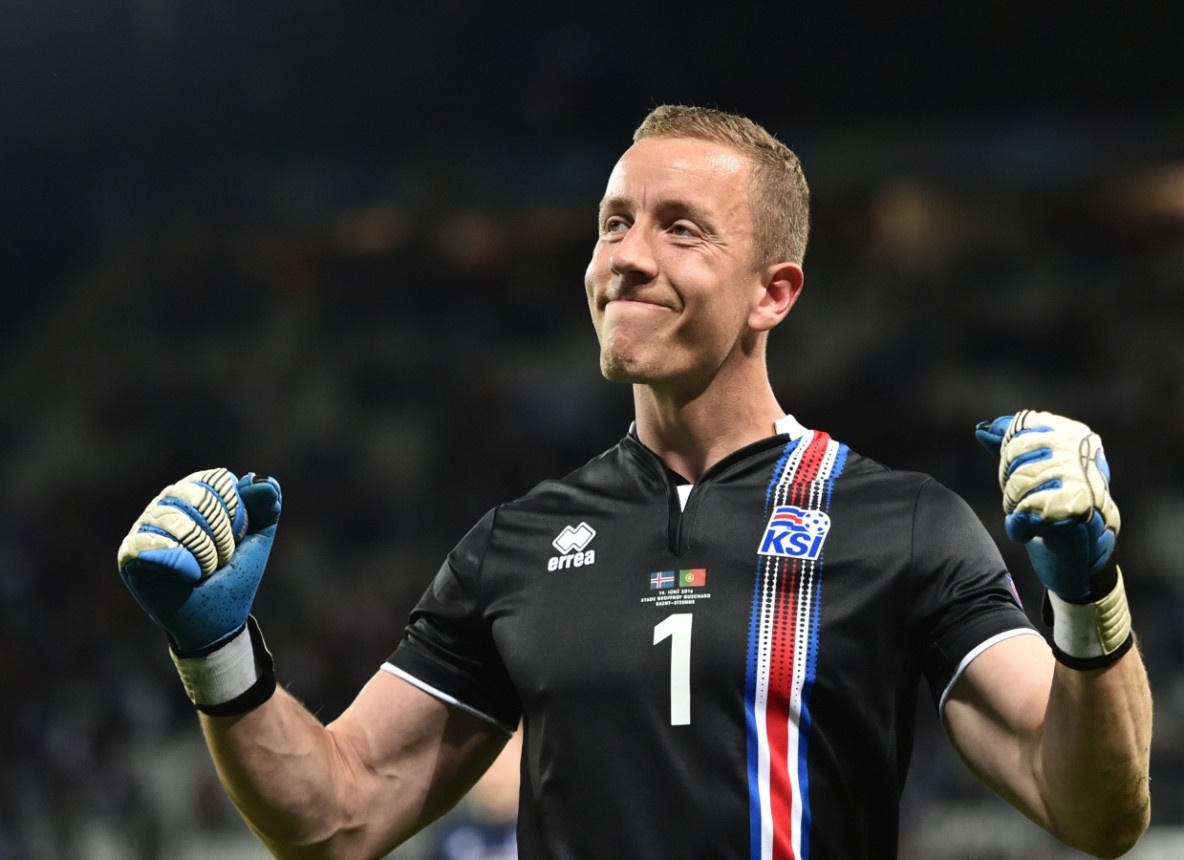 Hannes Halldorsson - Chang dao dien phim nghiep du khien Messi om han anh 7