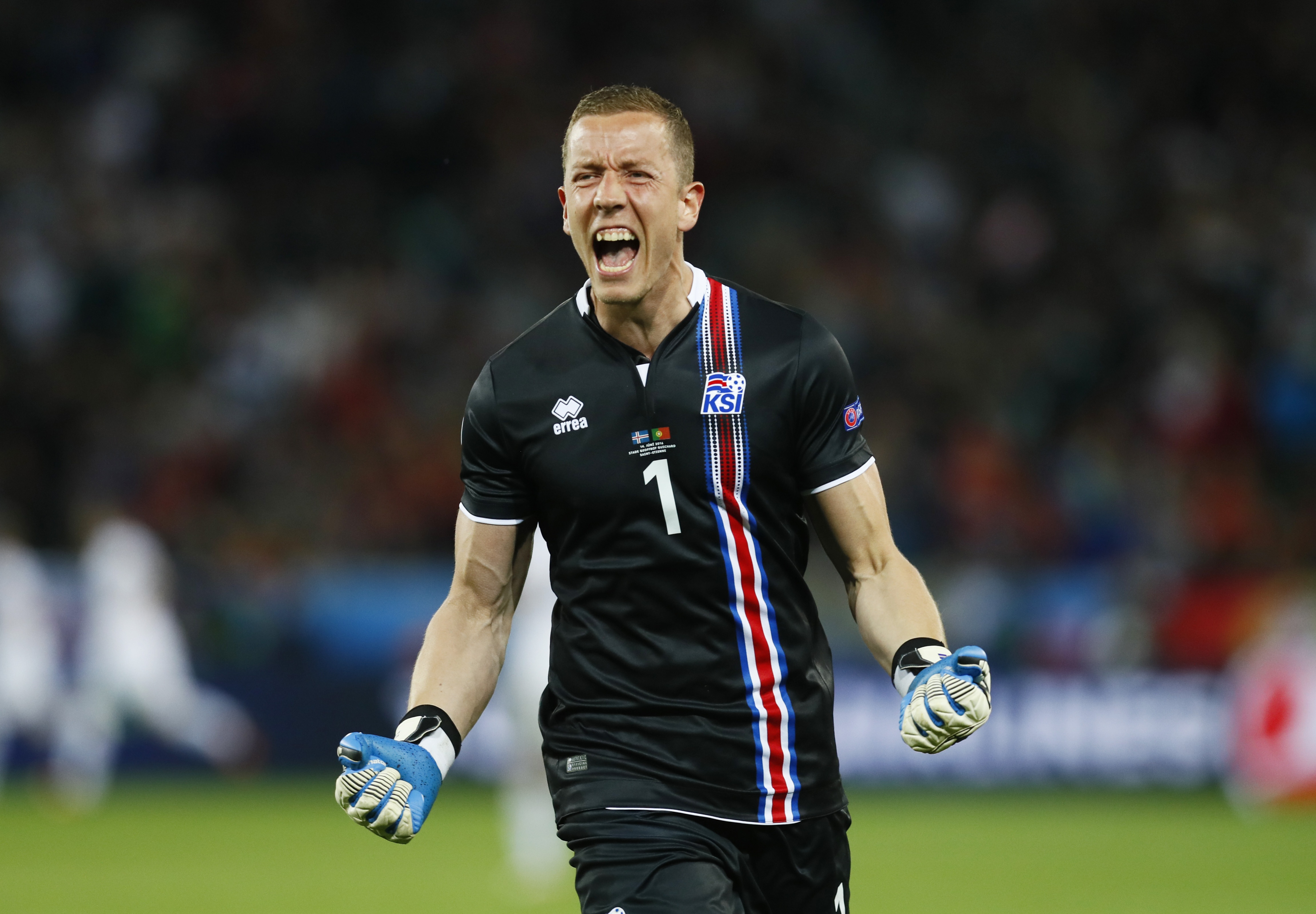 Hannes Halldorsson - Chang dao dien phim nghiep du khien Messi om han anh 8