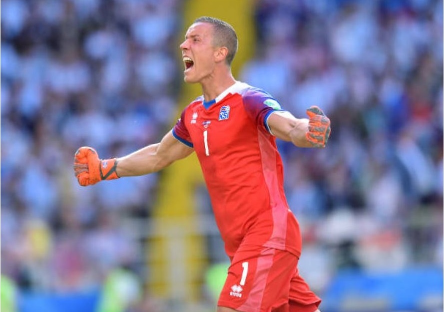 Hannes Halldorsson - Chang dao dien phim nghiep du khien Messi om han anh 1