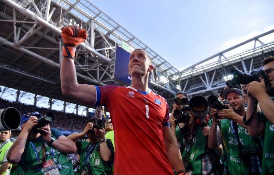 Hannes Halldorsson - Chang dao dien phim nghiep du khien Messi om han anh 5