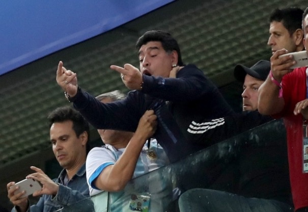 Maradona ap tra gia dat sau hanh dong gio ‘ngon tay thoi’ anh 1