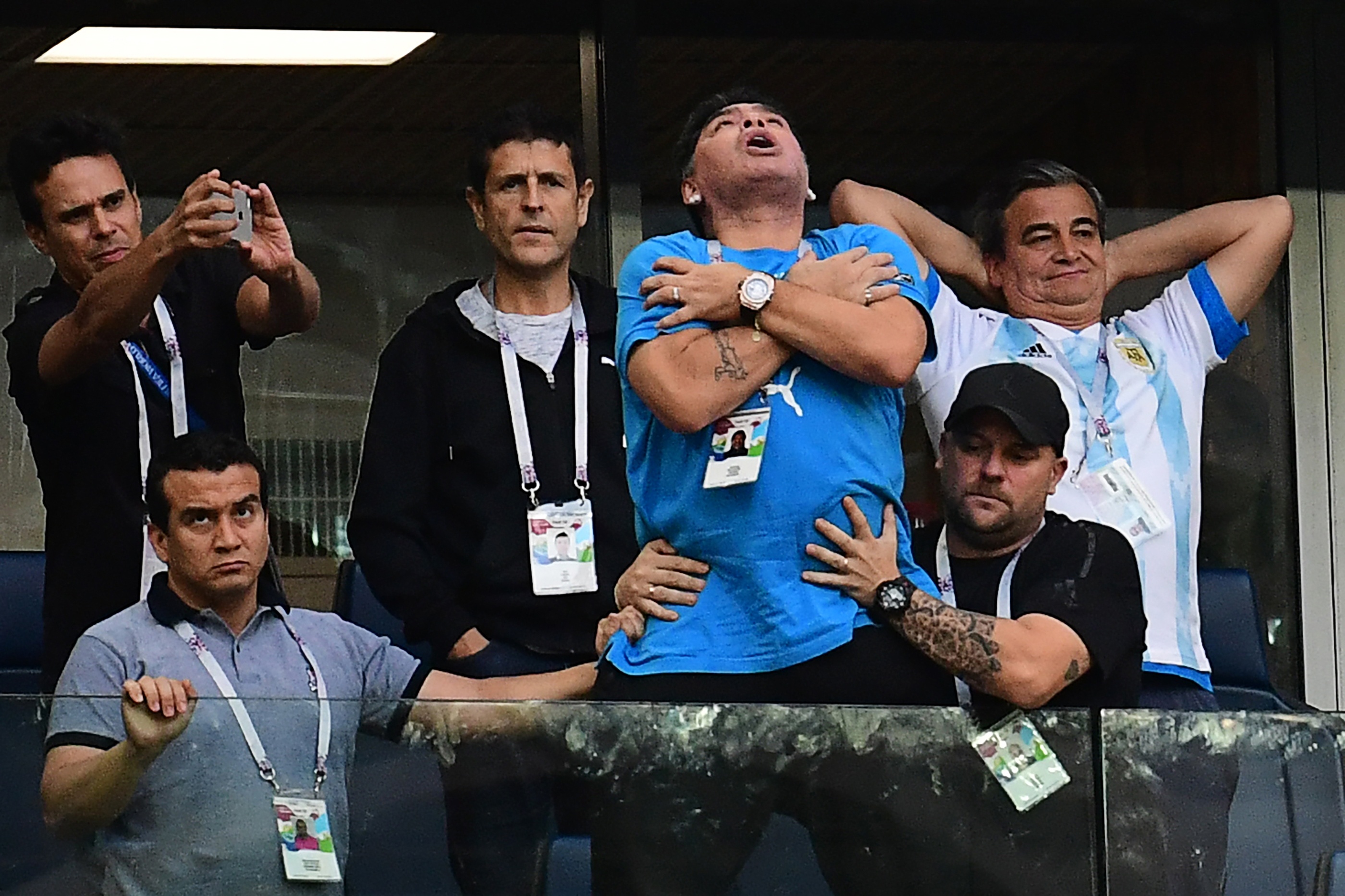 Maradona ap tra gia dat sau hanh dong gio ‘ngon tay thoi’ anh 2