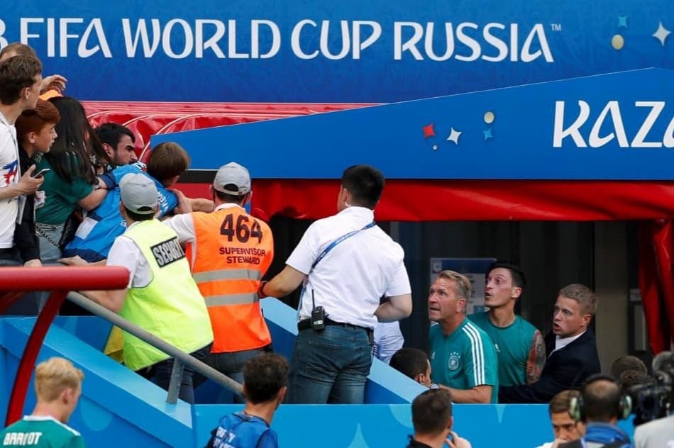 CĐV tuyển Đức tính ‘ăn thua đủ’ với Mesut Oezil ảnh 1 CDV tuyen Duc tinh ‘an thua du’ voi Mesut Oezil anh 1