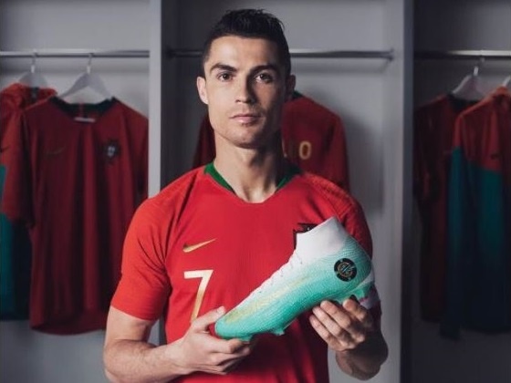 Ronaldo duoc tang ‘giay khung’ truoc vong 1/8 World Cup 2018 hinh anh